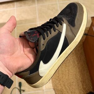 Travis Scott Jordan 1 mochas